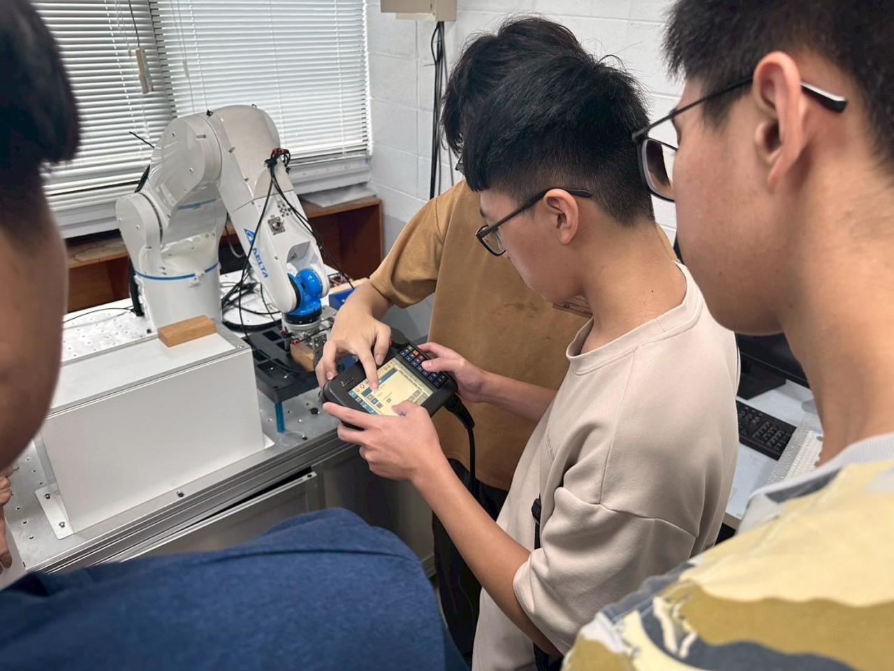 機械營_機械手臂x自動化控制挑戰營